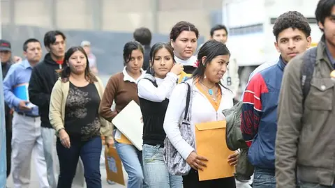 FERIA LABORAL ORGANIZADO POR EL MINISTERIO DE TRABAJO, GENTE BUSCANDO TRABAJO. HORIZONTAL.