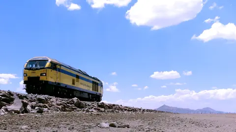 La locomotora SALI de Ferroviaria Andina en una parada en el lago Uru Uru. Foto: Alberto C&aacute;rdenas