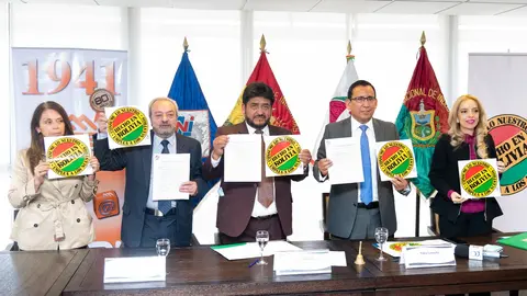 Los ejecutivos de COTEL y la CADINPAZ durante la firma del convenio de apoyo a la industria local