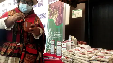 Trigidia Jimenez presenta uno de los manjares producidos con ca&ntilde;ahua