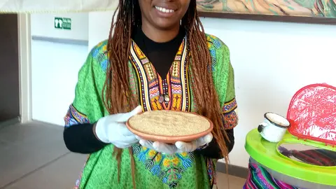 Janet Torrez muestra el amaranto procesado en su emprendimiento
