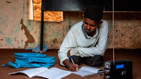 El cierre de escuelas exacerb&oacute; las desigualdades en todo el mundo. Foto: Banco Mundial