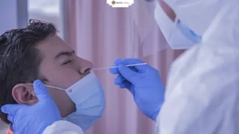 La toma de pruebas y los resultados positivos aumentaron dr&aacute;sticamente en las &uacute;ltimas semanas. Foto: MIN. SALUD
