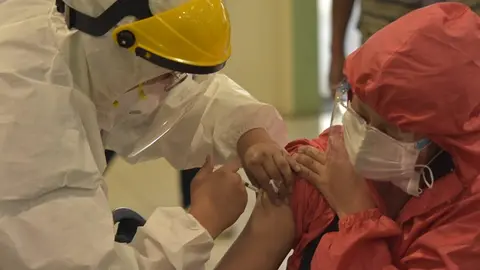 Un trabajador en salud durante una de las campa&ntilde;as masivas de vacunaci&oacute;n en Bolivia. Foto: Ministerio de Salud