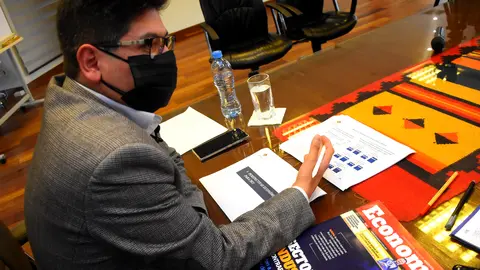 El Ministro Marcelo Montenegro en conversaci&oacute;n con Economy en su despacho en La Paz. Foto: APG Noticias