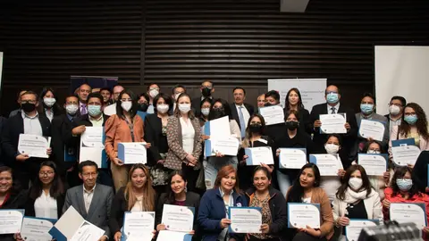 Parte de los funcionarios de las empresas pace&ntilde;as al momento de recibir sus certificados