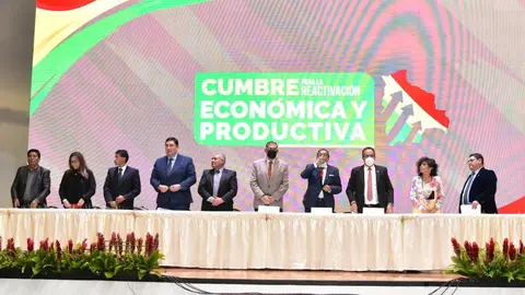 Los representantes de los sectores empresariales durante la presentaci&oacute;n de las conclusiones de la Cumbre