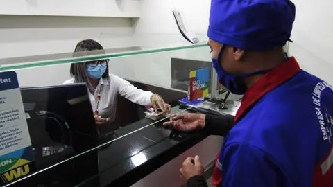 Una transacci&oacute;n en una agencia bancaria en La Paz Foto: Archivo ABI