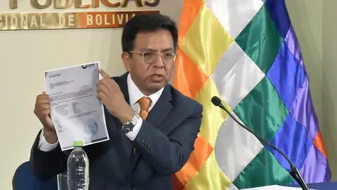 El Viceministro Morales muestra carta de convocatoria a la reuni&oacute;n con la CEPB