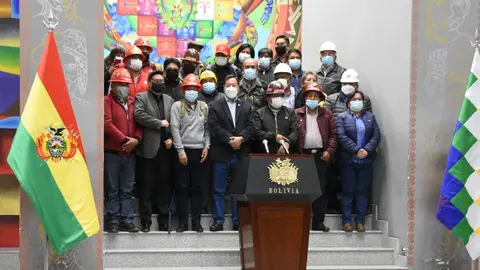 La noche del mi&eacute;rcoles, el Presidente Luis Arce y la dirigencia de la COB sellaron el acuerdo para el incremento salarial. FOTO: MEFP