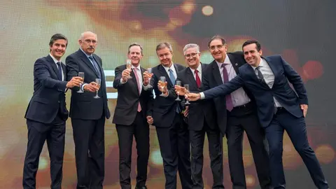 Los principales ejecutivos del BNB al momento de brindar por el sesquicentenario de la entidad. Foto BNB