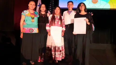 El momento en que la OEA entrega el importante reconocimiento a Banco FIE. Foto: Banco FIE
