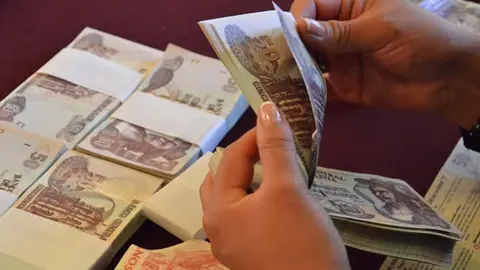 Los billetes de los cortes de Bs 10, Bs 20 y Bs 50 de la Serie B que se hallaban en el avi&oacute;n siniestrado en El Alto est&aacute;n debidamente numerados e identificados. (Foto Archivos)