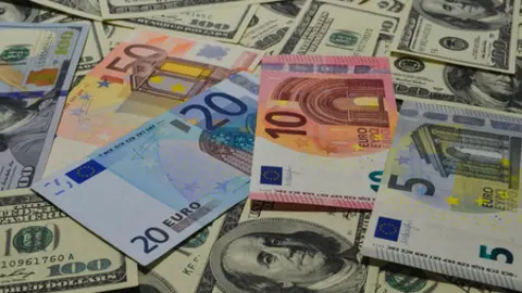50086258-mucho-dinero-muchos-billetes-de-banco-d&oacute;lar-euro