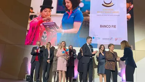 Acto de entrega del reconocimiento al Banco FIE