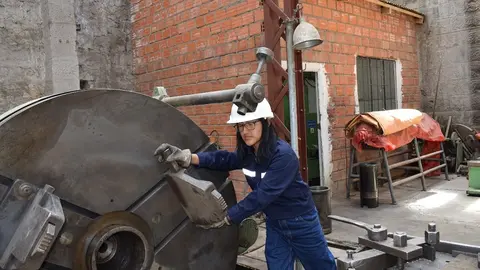 Vania Quispe Conde, una joven de 26, se incorpore a la empresa espec&iacute;ficamente a la maestranza de Viacha