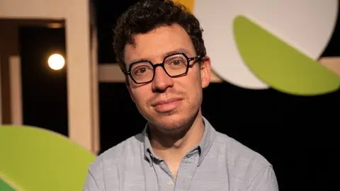 Luis Von Ahn quer&iacute;a estudiar Matem&aacute;ticas al salir del bachillerato, pero no encontr&oacute; alguna universidad en Guatemala que ofreciera esa carrera, fue as&iacute; como lleg&oacute; becado a Estados Unidos en 1996 para estudiar en Duke University