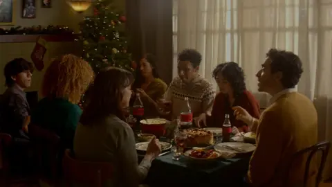 La primera producci&oacute;n cinematogr&aacute;fica y antolog&iacute;a navide&ntilde;a de Coca-Cola &ldquo;Magia de Verdad Presenta&rdquo;