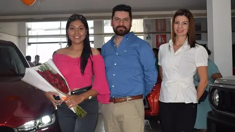 La ganadora de un veh&iacute;culo Mazda como parte de la campa&ntilde;a 2 x 1 de Imcruz