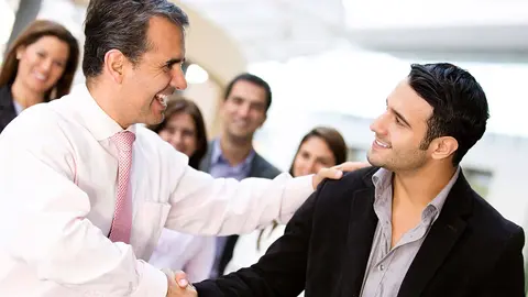 felicidad-en-la-empresa-hombres-se-dan-la-mano-sonrisas-daniel-colombo