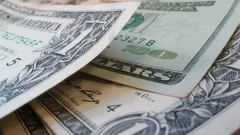 DOLARES