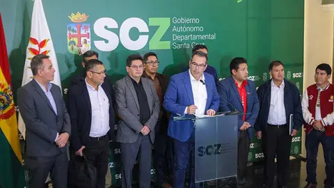 Junto a Aguilera, participaron los gobernadores de La Paz, Santos Quispe; Beni, Alejandro Unzueta; Tarija, &Oacute;scar Montes; Chuquisaca, Dami&aacute;n Condori; y el de Cochabamba, Humberto S&aacute;nchez.