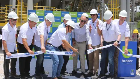 Los socios de Itacamba, en el marco de iauguraci&oacute;n de la Planta para la marca Br&oacute;ter.