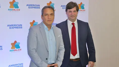Guido Balc&aacute;zar, gerente general de Red Enlace junto a Diego Chipont, vicepresidente de Gesti&oacute;n de Relaciones de American Express.