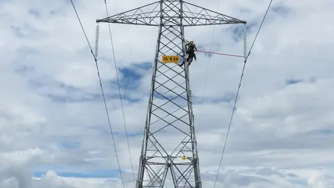 Una torre de transmisi&oacute;n de energ&iacute;a el&eacute;ctrica en Bolivia. Foto: ENDE.