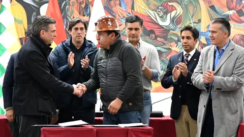 Momento de la firma del acuerdo de pacificaci&oacute;n del pa&iacute;s entre el presidente Rodrigo Paz y el dirigente de la COB Mario Argollo