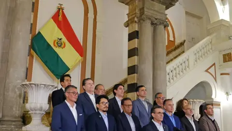 Presidente acompa&ntilde;ado de 13 ministros tras aplicar Estado de Excepci&oacute;n en el pa&iacute;s