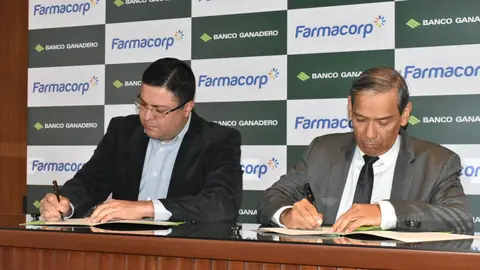Firma de convenio entre representantes de Farmacorp y Banco Ganadero (Foto: Economy)