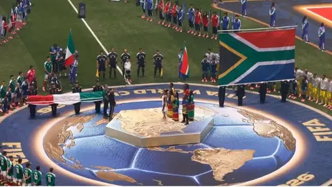 La cantante y compositora sudafricana Tyla interpreta el himno nacional de Sud&aacute;frica antes del partido de f&uacute;tbol del Grupo A. Foto: AFP