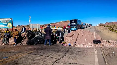 Con promontorios de tierra, rocas, troncos y fogatas fueron bloqueadas varias rutas del pa&iacute;s. Foto: MOPSV.