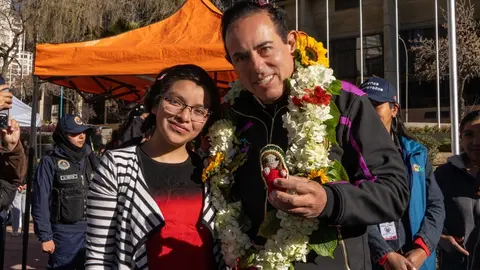 Alcalde C&eacute;sar Dockweiler junto a  emprendedora