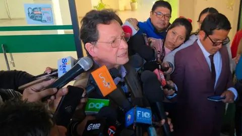 El gerente de la CAB se reuni&oacute; con autoridades policiales. Foto: cortes&iacute;a.
