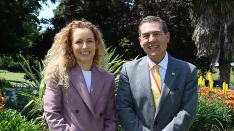El ministro de Planificaci&oacute;n del Desarrollo y Medio Ambiente, Fernando Romero, y la ministra de Cambio Clim&aacute;tico y Energ&iacute;a del Reino Unido, Katie White. Foto: MPD