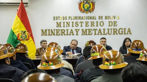 Imagen referencial de una pasada reuni&oacute;n en el Ministerio de Miner&iacute;a. Foto: MMyM
