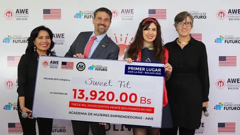50 mujeres se gradúan de la Academia para Mujeres Empresarias y tres obtienen su capital semilla