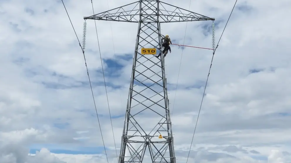 Una torre de transmisi&oacute;n de energ&iacute;a el&eacute;ctrica en Bolivia. Foto: ENDE.