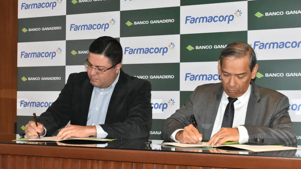 Firma de convenio entre representantes de Farmacorp y Banco Ganadero (Foto: Economy)
