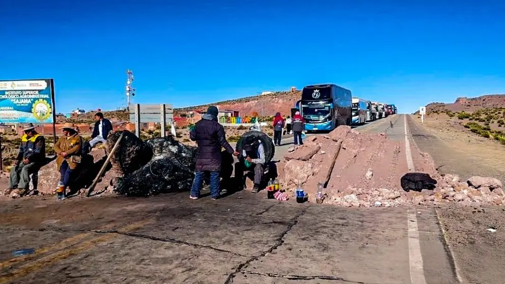 Con promontorios de tierra, rocas, troncos y fogatas fueron bloqueadas varias rutas del pa&iacute;s. Foto: MOPSV.
