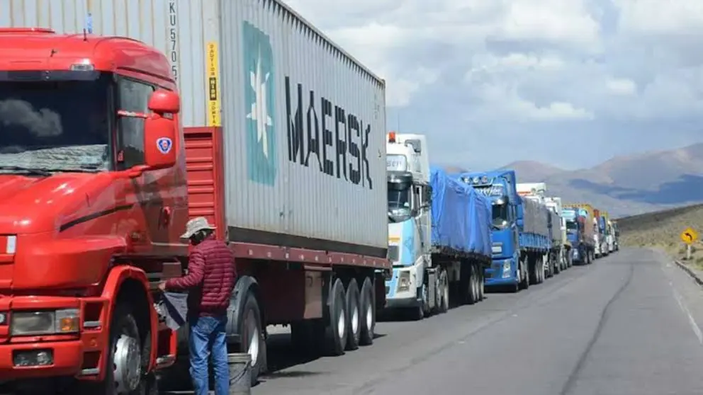 Largas filas se registra en el pinto fronterizo de Colchane, debido a un ajuste en el horario de circulaci&oacute;n.