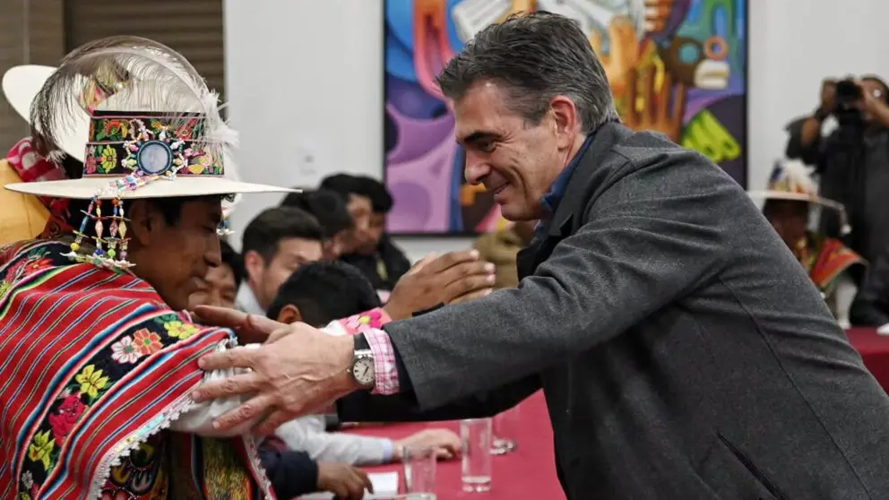 Presidente Paz saluda a un comunario tras la reuni&oacute;n con los ayllus. / Foto: Rodrigo Paz.