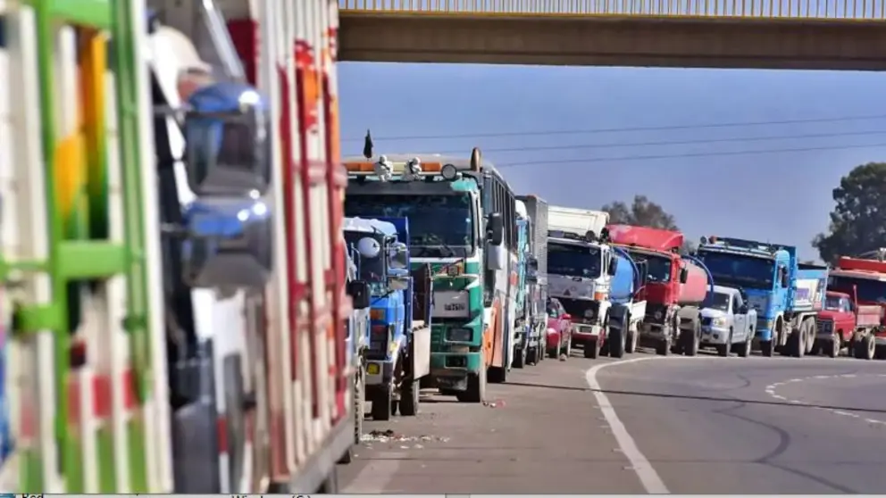 Camiones varados en medio de la carretera (Archivo: La Raz&oacute;n)