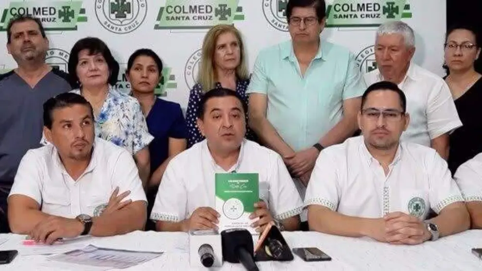 Conferencia de prensa del colegio m&eacute;dico de Santa Cruz