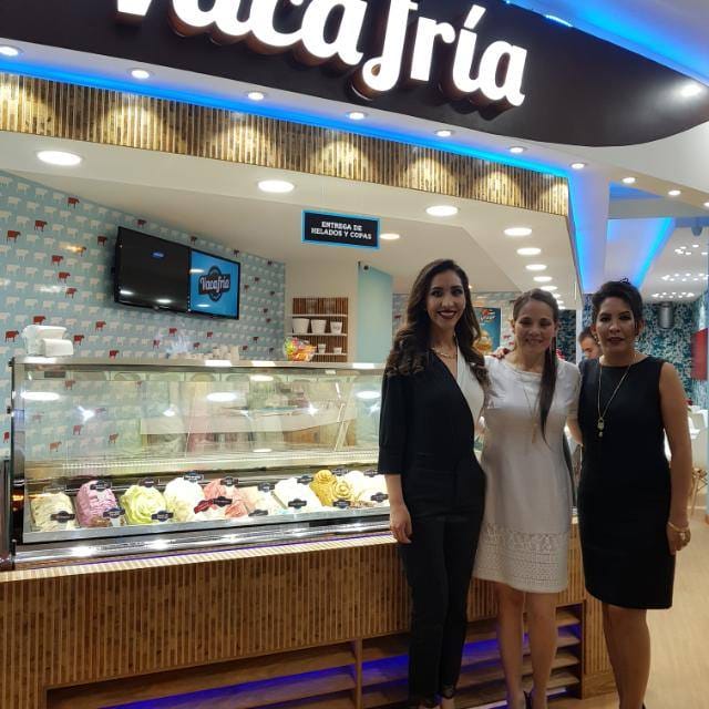 Lidia Valdivia, Mariela Delgadillo y Carla Valdivia en la inauguración de su primera franquicia