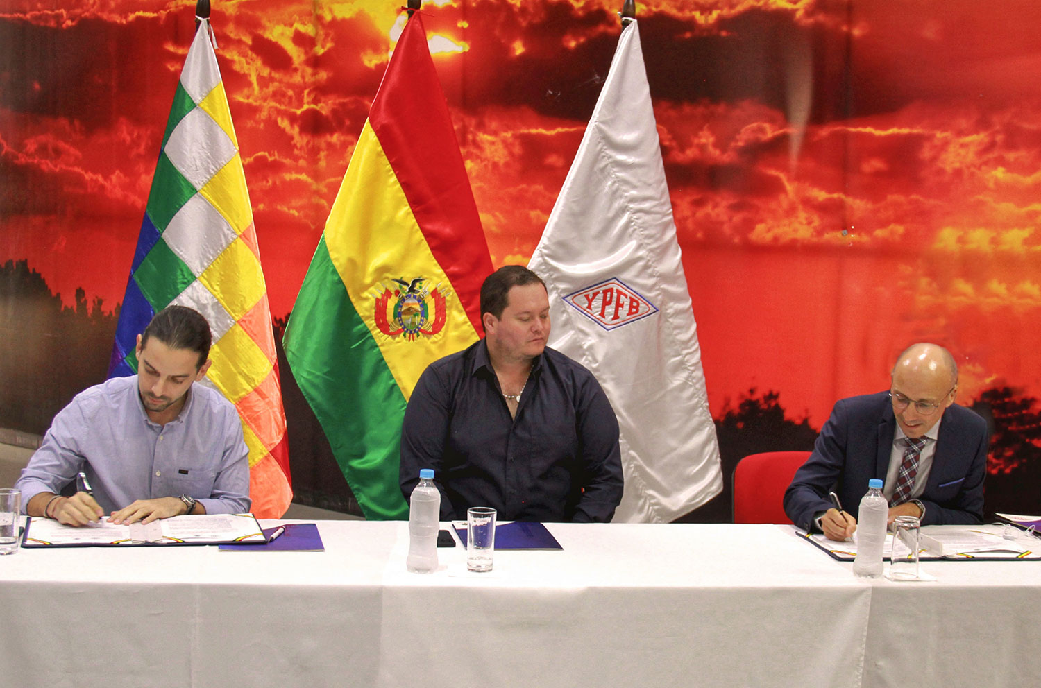 Firma_del_contrato-YPFB
