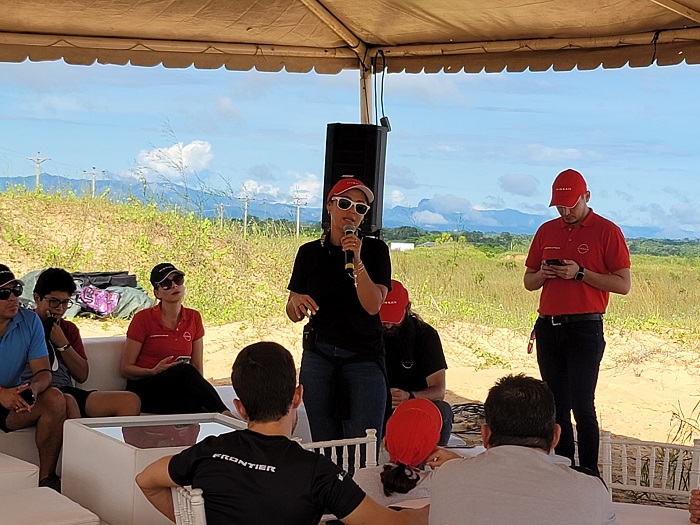 Fernanda Kanno, piloto del Dakar 2019-2020 dando instrucciones a los amantes del Off - Road