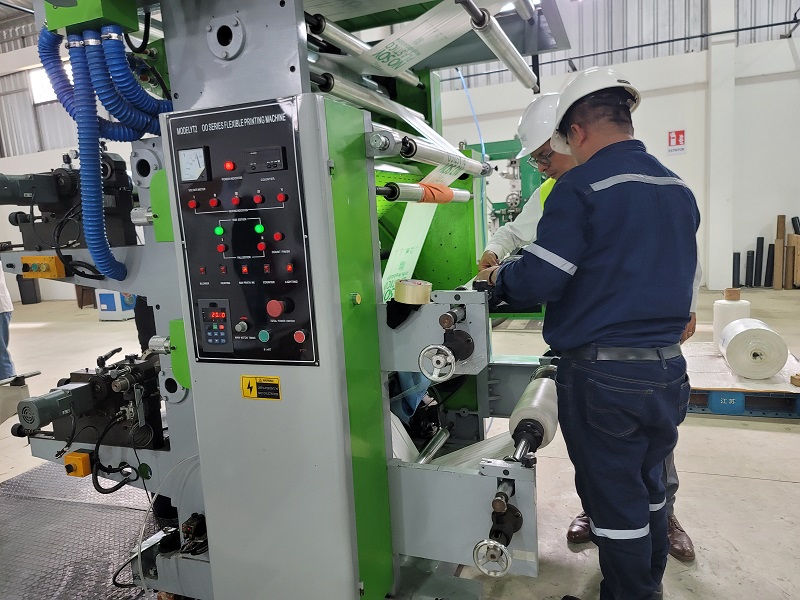 Equipos de alta tecnología forman parte de la fábrica de bolsas ecológicas